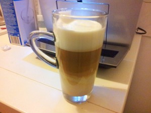 Milchkaffee durch De Jura Vollkaffeeautomaten